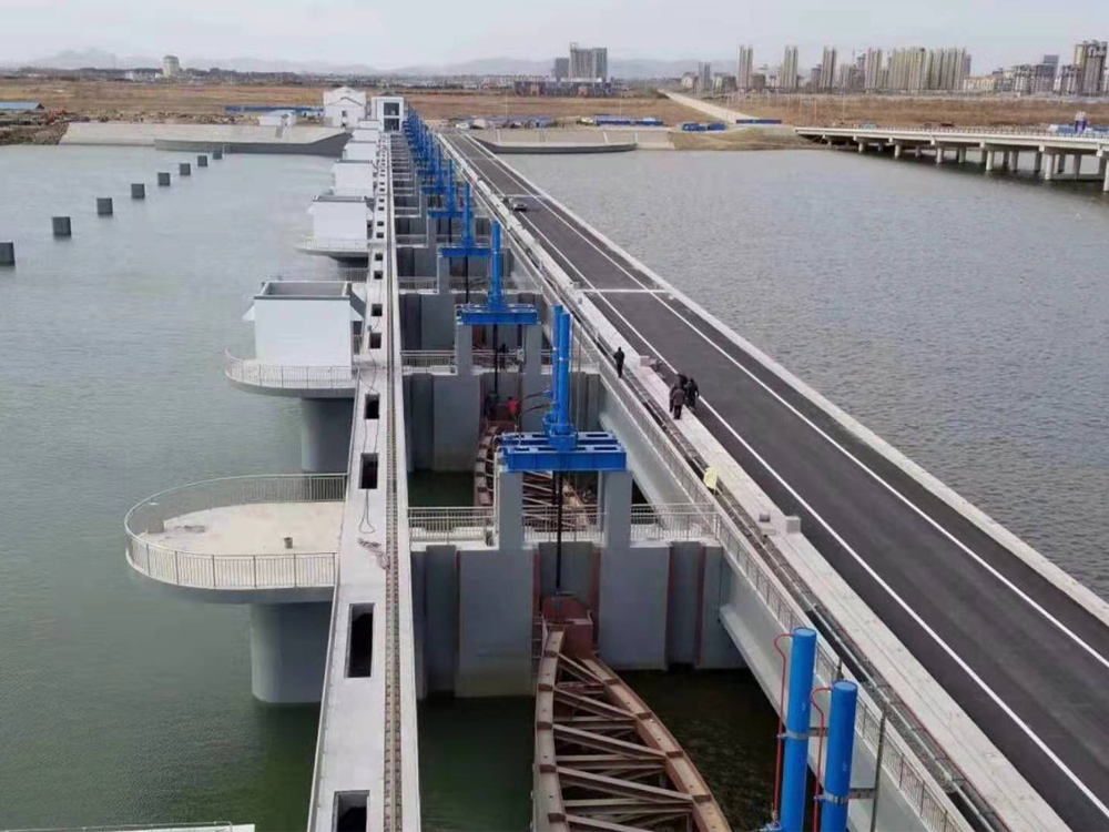 威海香水河擋潮閘，雙曲拱弧形結構，獲發(fā)明專利